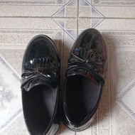 Children's patent leather shoes size 34.