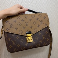 LV 雙色原花金釦Pochette Métis手提斜背郵差包M44876