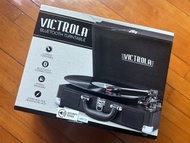 🇺🇸Victrola Vintage Journey Suitcase Turntable with Built-in Speakers全黑色復古黑膠唱片機手提箱便攜藍牙唱盤全新現貨