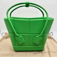 BOTTEGA VENETA BV Arco 寬編織壓花螢光綠橡膠手提包｜菜籃子