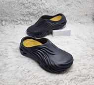 รองเท้าผู้ชายcrocs รุ๋น Echo wave clog ซึ่งเป็นอีกหนึ่งรุ่นยอดนิยมในสายสตรีทแฟชั่นที่ผสมความสบาย