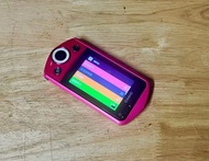 Casio 卡西歐 EXILIM EX-TR15 數位相機，具有360度旋轉框架和270度旋轉機身，配備1210萬像素CMOS感測器和EXILIM Engine HS Ver. 3影像處理器，支援Wi