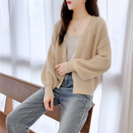 KADA เสื้อคลุมแขนยาว พร้อมส่งจากไทย เสื้อกันหนาวผู้หญิงแบบใหม่ 2024 sweater solid สไตล์เกาหลี เสื้อไหมพรมพร้อมกระดุม  Cardigan ผ้านุ่ม ใส่แล้วอุ่น ทรงหลวม แฟชั่น