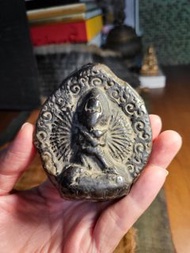 木斯塘地區供奉傳世皮殼精品木斯塘大威德擦擦。 皮殼包漿自然，品相完好，背面有數百