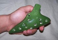 日式(槍型)12孔高音F調潛水艇陶笛(附指法表及吹奏技巧樂譜)亮綠款式高貴