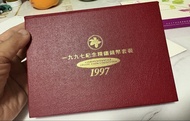 香港1997年回歸紀念精鑄錢幣套裝，原裝盒，內含7枚硬幣，幣面光亮，細節清楚，保存好好，整體成色幾乎全新。