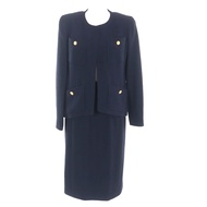 Excellent condition CHANEL BOUTIQUE vintage 100% wool tweed jacket and skirt suit from the 1990s wit