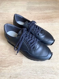 【全黑】纖細卻舒適寬楦  uni-sex 設計的真皮成人運動鞋