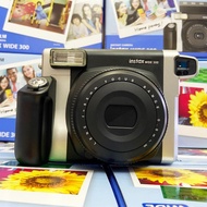 [DJS LIFESTYLE] FUJIFILM INSTAX WIDE 300 INSTANT CAMERA 富士即影即有菲林相機 (黑色)【再度返貨】！歡迎親臨我哋網店、銅鑼灣或觀塘門市選購！