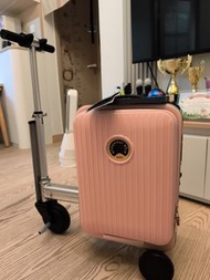 粉紅色電動滑板行李箱
