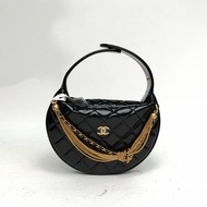 CHANEL 24A呼啦圈月牙包黑色牛皮鐳射標金扣多鏈條掛飾肩背包