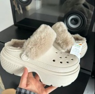 🤖四色Crocs卡洛馳 Stomp 加絨雪屋 暖棉洞洞鞋 毛毛厚底拖鞋 骨白 黑色 白色 粉色