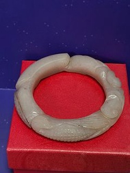 全新美貨 紫竽圓佘太翠玉米(有米）雕花手鐲（石英岩玉）帶多了有機會變潤色濃 約56+mm圈口 只有1隻