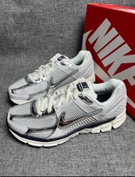 全新正貨Nike Air Zoom Vomero 5"Photon Dust" 低幫跑步鞋 女款 白色
