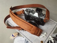 復古單反微單膠片機相機帶 純手工牛皮 客製化刻字禮物 訂製顏色