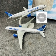 United Airlines Display Model (1:400 Scale) | Boeing 787 Dreamliner Aircraft Display Model
