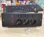 EU Plug Table ปลั๊กไฟแบบฝังพร้อมสวิตช์ส่วนบุคคล ซ็อกเก็ตในตัวพร้อม USB A 2 USB C Etractable Outlet