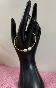 Bangle with pearl