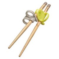 首款專為慣用右手的人設計的木筷子，萊姆（YE）