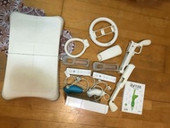 Wii白色主機 wii fit平衡板 光碟片 手把x2（附果凍套）槍配件 高爾夫球竿配件 方向盤配件