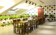 Bainian Hotel (Yiwu International Trade City)
