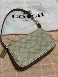 COACH 經典 Monogram 細手挽袋 連塵袋