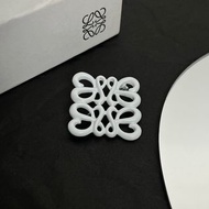 Loewe 白色方形胸針