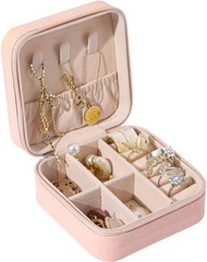 珠寶收納盒 - 女士珠寶盒，多功能小型便攜式旅行珠寶盒，PU 皮革珠寶盒，用於存放戒指、耳環、項鍊、手鍊和口紅存儲珠寶盒（粉紅色）