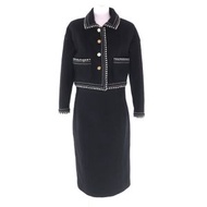 香奈兒 (CHANEL) Vintage 20737 套裝，成色極佳，100% 真絲襯裡，罕見的 Coco 紐扣，金色紐扣，80 年代羊毛短款粗花呢套裝，黑色，40 碼，法國製造，女款