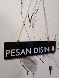 Sign PESAN DISINI Akrilik Gantung - Tulisan PESAN DISINI Untuk Cafe Booth Makanan Minuman - Sign Gan