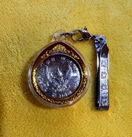 เหรียญ 1 บาท ครุฑ ปี 2517 พร้อมกรอบและแหนบ(เหรียญขัดเงาสวยงาม คัดมาเฉพาะเหรียญสวย)(ราคาต่อ 1 ชุด)