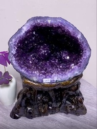 天然原礦高品質紫晶錢袋子，口大吸財放在財位正門位，做生意一流👍   【7.8公斤】高度30cm宽度22cm洞深20cm   晶凝通透果粒超✨✨✨飽滿颗粒，精美瑪瑙邊洞型周正，顏色水潤無比，粒粒通透😍😍