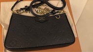 LV  easy pouch 黑色壓花側揹斜孭袋