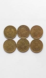 5仙1965年，1971年，1972年女皇5仙，女皇頭斗零，品相如圖，每個年份2隻，共6隻。
6隻只售$40包郵局平郵費(郵誤自負)，郵局或智郵站自取另加$10（建議使用），或掛號另加$20。 (保證