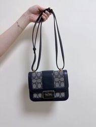 Coach Alie Shoulder Bag（深藍色 Signature 老花）