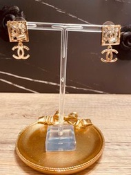 金色CC水晶珍珠簍空方形吊墜耳環  Chanel earrings