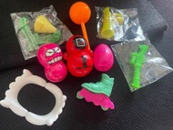 玩具一批~不倒翁生氣小子 不倒翁公仔兩個  魔鬼牙套 玩具槍 溜冰鞋 老鷹平衡玩具      雞蛋棒棒糖果 魷魚遊戲公仔  全部如照片@c639-1