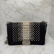 CHANEL 黑色絲綢面銀釦珍珠BOY 25CM/20