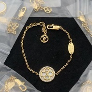 LV 圓牌白貝四葉草字母手鍊