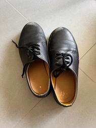Dr. Martens 黑色皮鞋