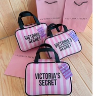 Makeup Pouch VS Zipper 24x16x8CM Outer material: synthetic leather Inner material: satin fabric Free