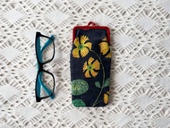 70年代復古風格眼鏡包，可收納眼鏡、小型化妝品或各式雜物。