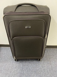 30吋行李箱。一切完整，只使用數次。箱內布料有2CM破損，不影響使用
