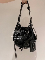 BALENCIAGA巴黎世家Le Cagole XS鉚釘褶皺皮革水桶包單肩手袋