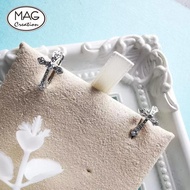 Love Legend | 18K 白金天然鑽石十字架耳環