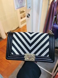 CHANEL A67086 Medium Chevron Flap Boy 白色黑色 金鏈 Black White CC Logo 肩背袋 手袋 Handbag Hardware 23M010U