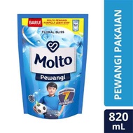 Molto Pewangi Pakaian Ukuran 780ml Molto Pewangi Pelembut Pakaian