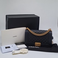 VGC Chanel boy medium 25cm black caviar ghw seri 28 . Box,db,ribbon,card,holo, booklet,Camelia . 77j