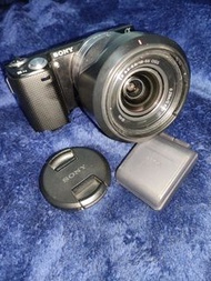 愛寶買賣 SONY NEX-5N 18-55鏡頭 閃光燈 微單眼$5000請主動 +關注 追蹤 此賣場 隨時上新款物品可以免運貨到【語言】中文【商品保固】正常品保7日【價格】免運 電洽私訊 0989891004【交易聯絡方式】桃園平鎮金陵路面交、店到店【配件及說明】電池 充電器 手繩 鏡頭18-55 閃光燈 遮光罩【出租資訊】 押金(販售金額)+租金