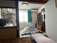 sakura 桜。和室家族 4名用、TUBAKI椿2名ベッド１部屋。YURI 洋室 4名まで、２🛌